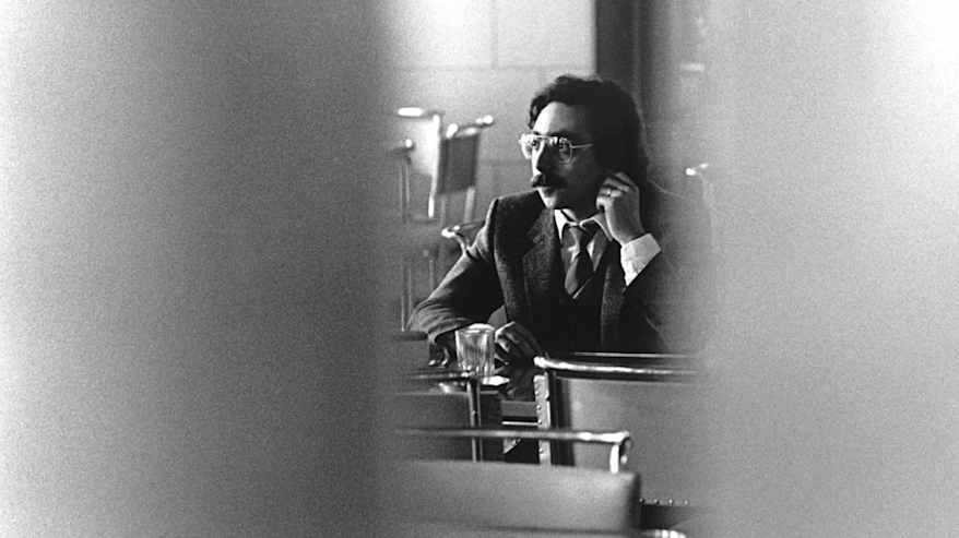 Ben Zyskowicz istuu eduskunnan ravintolassa.