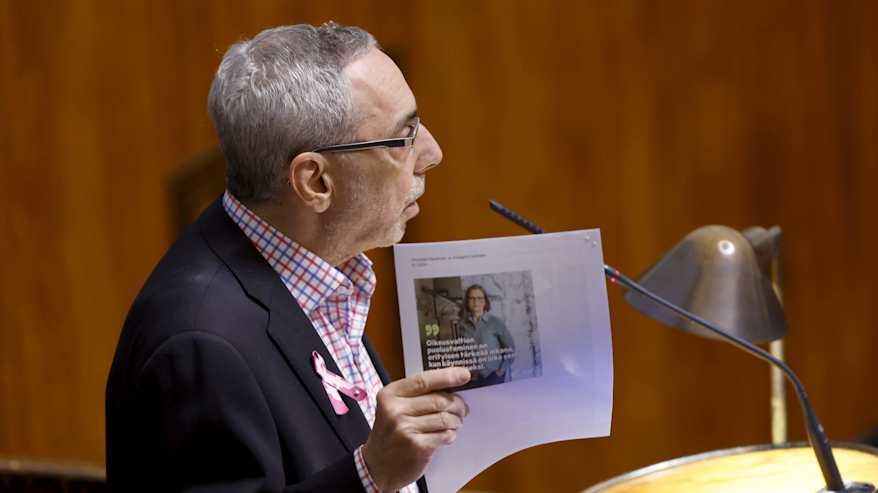 Ben Zyskowicz puhuu eduskunnassa.