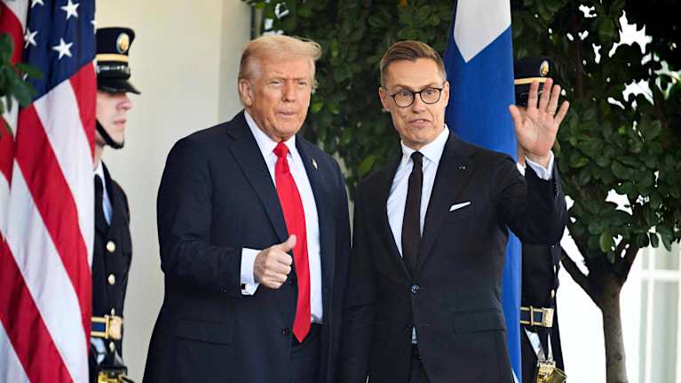 Donald Trump ja Alexander Stubb seisovat Valkoisen talon edessä.