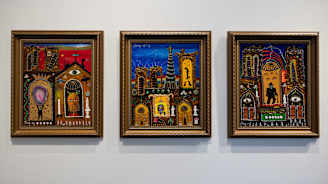 Matti Rag Paanasen triptyykki, joka kuvaa Pariisia. 