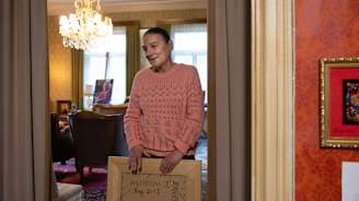 Matti Rag Paanasen leski Ammi Paananen taiteilijakoti Ragalassa kädessään yksi Paanasen lukuisista Antiokoni-sarjan teoksista. 