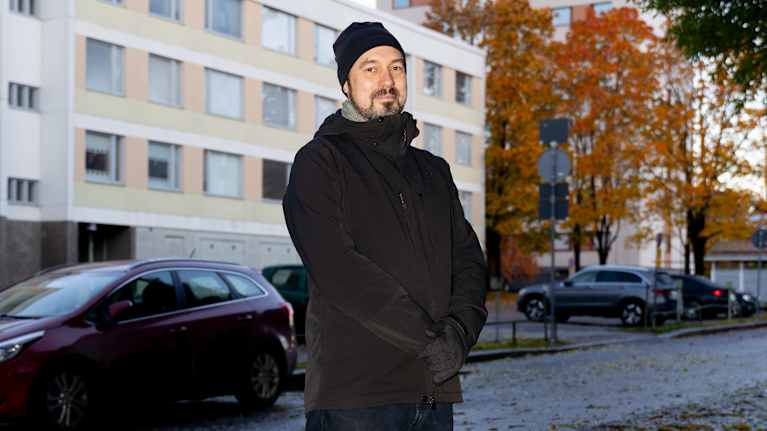 Mies syksyisessä kaupunkimaisemassa.