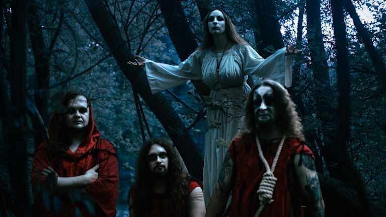 Valkovenäläislähtöisen Dymna Lotva -yhtyeen pressikuva. 