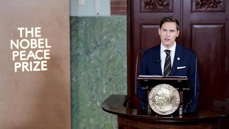 Norjan Nobel-komitean puheenjohtaja Jørgen Watne Frydnes kertoi tämänvuotisen palkinnonsaajan nimen.