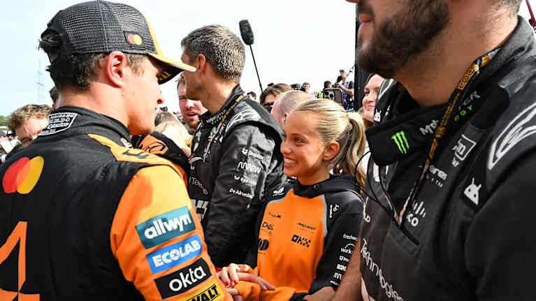 Lando Norris tyttöystävänsä kanssa.