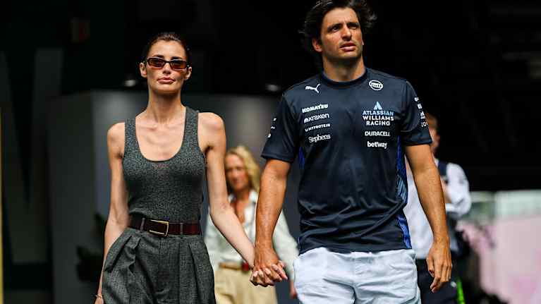 Carlos Sainz tyttöystävänsä kanssa varikolla.