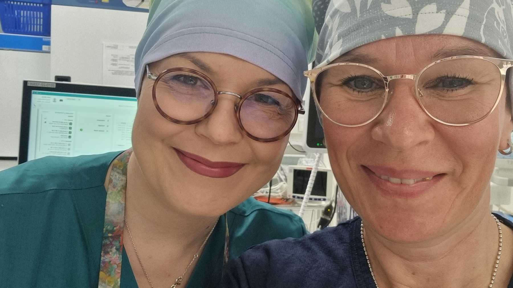 Maajoukkueampuja Noora Antikainen siviilityössään leikkaussalin sairaanhoitajana. 