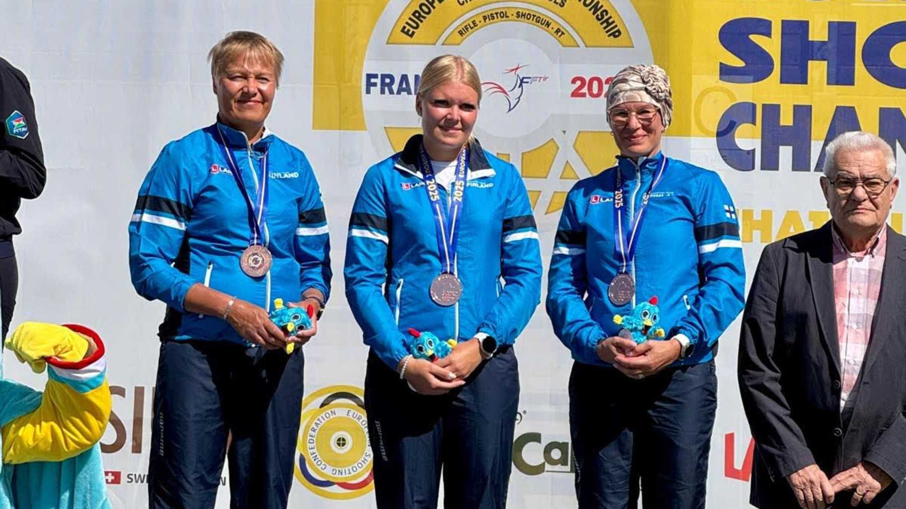 Noora Antikainen (oik.) ja Satu Mäkelä-Nummela ovat hyviä ystäviä myös ratojen ulkopuolella. 