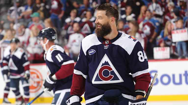 Kesällä Burns allekirjoitti vuoden mittaisen ja miljoonan dollarin arvoisen sopimuksen Avalanchen kanssa.