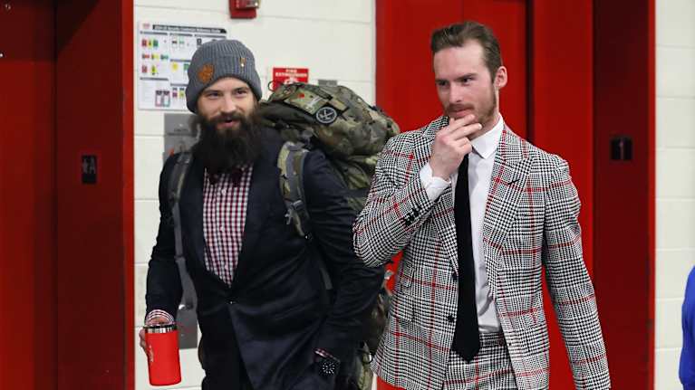 Brent Burns kuuluisan reppunsa kanssa. Carolinan hyökkääjä Andrei Svetšnikov (oik.) ihmettelee vieressä. 