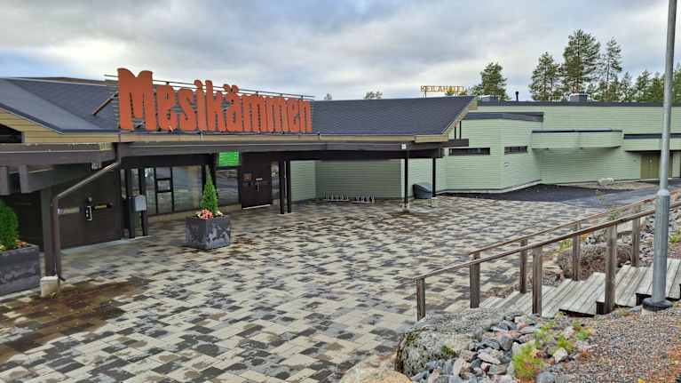 Hotelli Mesikämmenen julkisivu Ähtärissä, taustalla keilahalli.