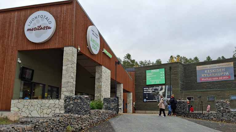 Ihmisiä Ähtäin eläinpuiston päärakennuksen pihalla 11. lokakuuta 2025.