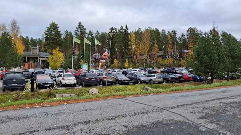 Ähtärin matkailualueen parkkipaikka, taustalla Ähtäri-halli ja Flow Park -kiipeilypuisto.