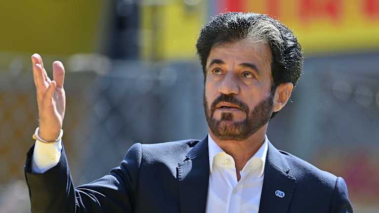 Mohammed Ben Sulayem viittoo käsillään.