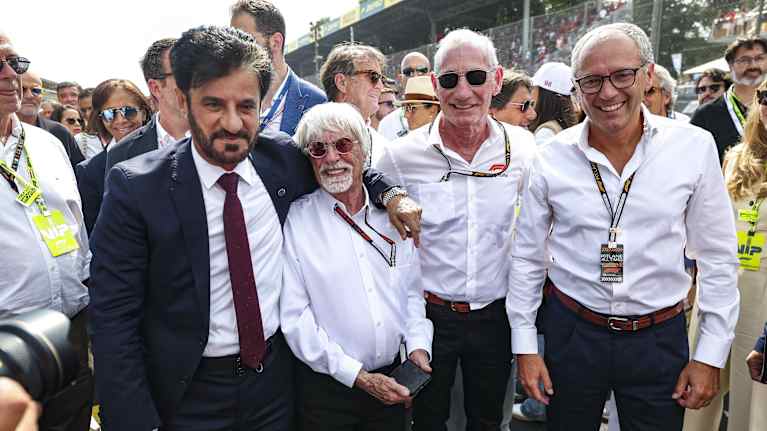 Mohammed Ben Sulayem otti Ecclestonen kainaloonsa.