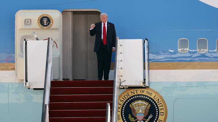 Presidentti Donald Trump Air Force Onen ovella.