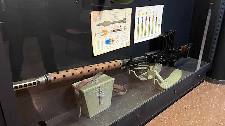 Vitriinissä on panssarintorjuntakivääri.