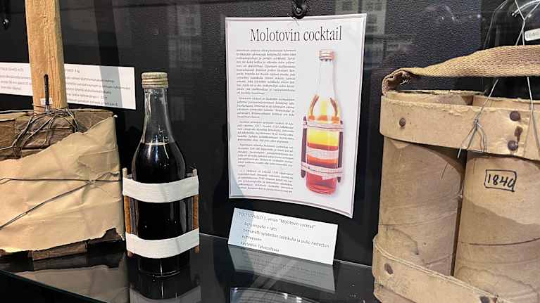 Museon vitriinissä on pullo, joka on niin kutsuttu Molotovin cocktail.