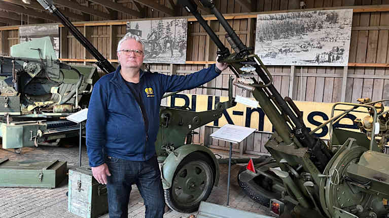 Mies nojaa kenttätykkiin.