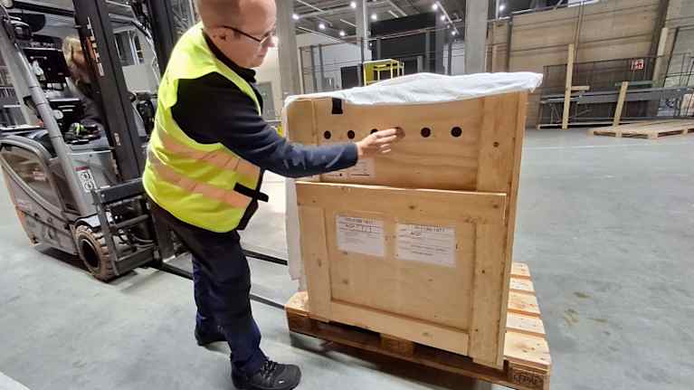 Mustahaikara Haraldia kuljettavasta puulaatikosta otetaan huume- ja räjähdysainetestit Helsinki–Vantaan lentoasemalla.