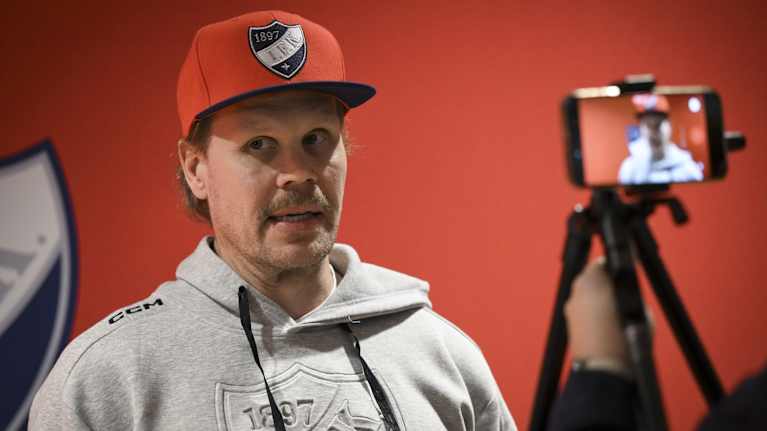 Päävalmentaja Olli Jokinen jääkiekkojoukkue HIFK:n tiedotustilaisuudessa Helsingin jäähallissa 13. lokakuuta 2025.
