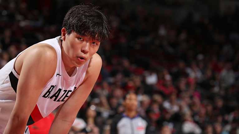 Yang Hansen on 216 -senttiä pitkä koripalloilija, joka edustaa NBA-joukkue Portland Trail Blaizersia.