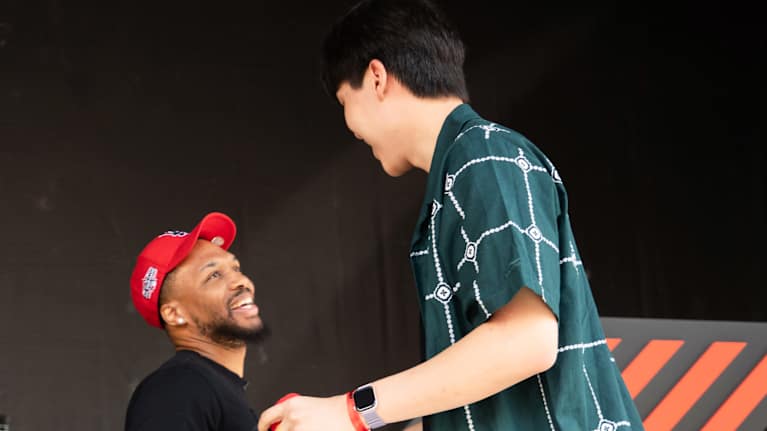 Portlandin Damian Lillard ja Yang Hansen.