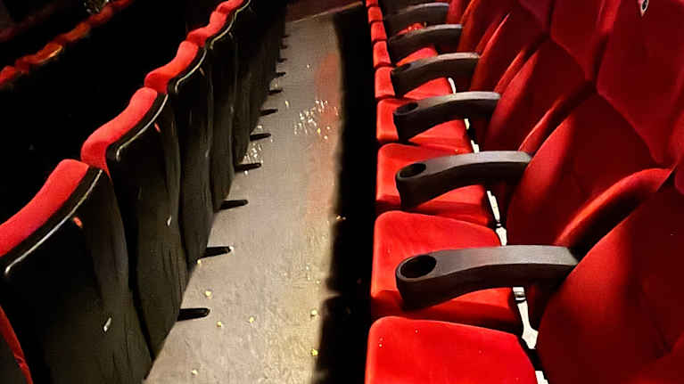 Popcornia elokuvateatterin lattialla. 
