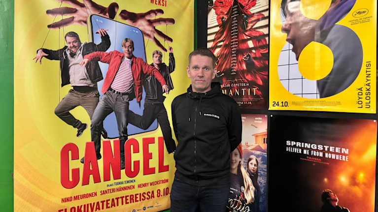 Kotkan Leffojen toimitusjohtaja Tero Lindqvist elokuvajulisteen edessä.