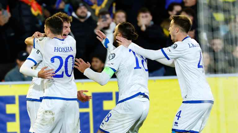 Kosovon pelaajat juhlivat maalia.