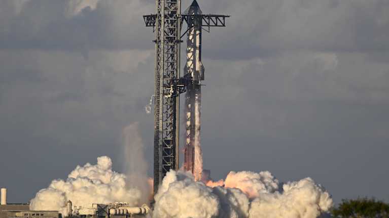 Starship-alus laukaistiin koelennolle Texasissa.