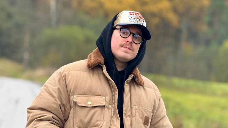 Miikka "Hätä-Miikka" Niiranen katsoo suoraan kameraan. 