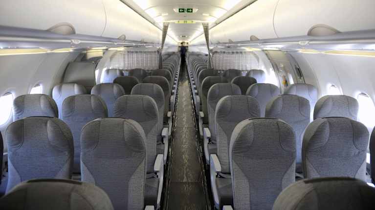 Finnairin A321 -koneen matkustamo.