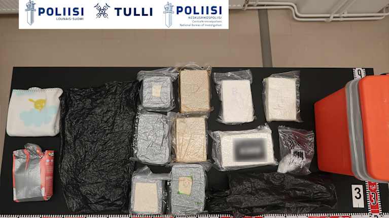 Poliisin ja Tullin kuvaa Suomeen tuoduista huumausaineista, kotietsinnässä takavarikoitua amfetamiinia.