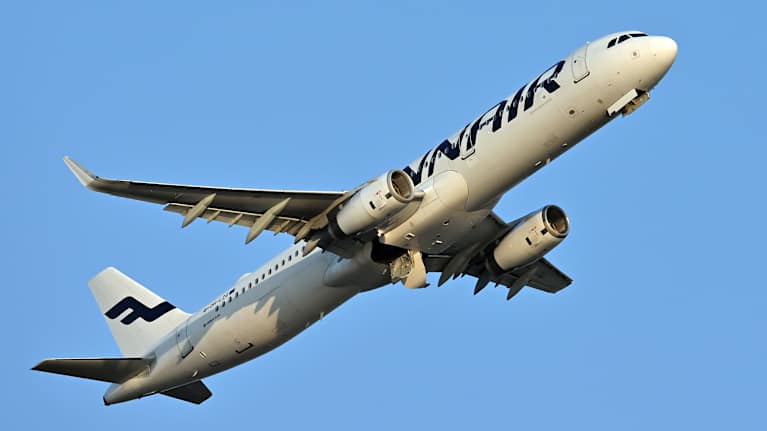 Finnairin lentokone nousussa.