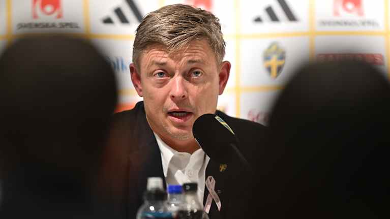 Ruotsin päävalmentaja Jon Dahl Tomasson puhuu lehdistölle mikrofoni edessään.