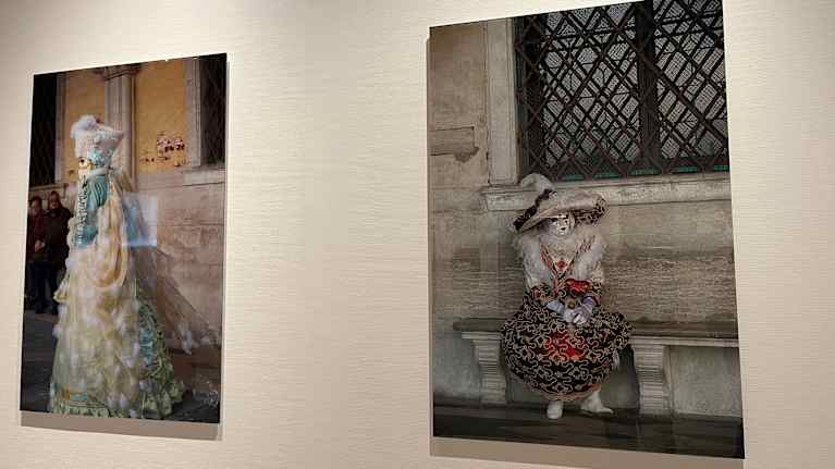 Kaksi värikästä valokuvaa. Toisessa istuu naamioitunut hahmo ja toisessä hahmo seisoo.