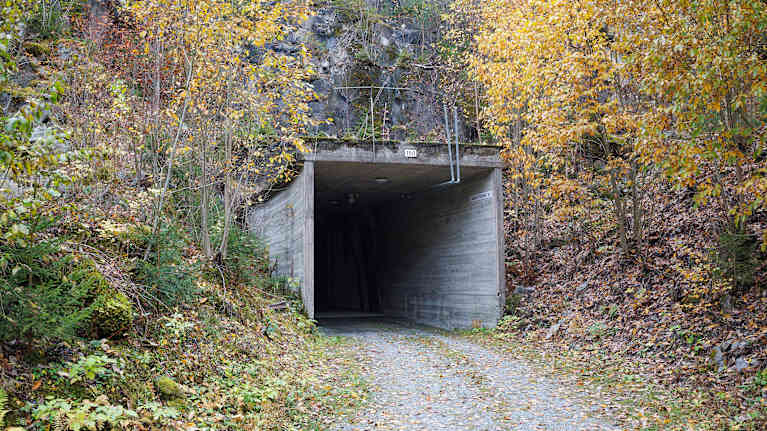 Puolustusvoimien käytössä olleen luolan suuaukko Kuopion Neulamäessä. Kuvan luola toimii taitelija Pauno Pohjalaisen teosten varastona.