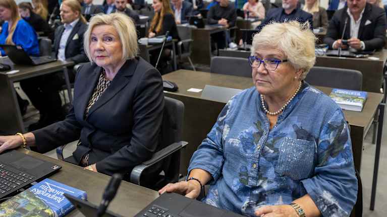 Vantaan kokoomuksen kaupunginvaltuutetut Paula Lehmuskallio sekä Anitta Orpana.