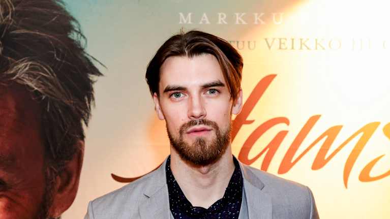 Jaakko Ohtonen elokuvapanderollin edessä poseeraamassa.