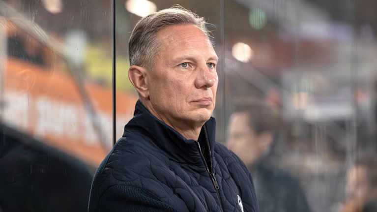 Jussi Tapola Bernin päävalmentajana syksyllä 2025.