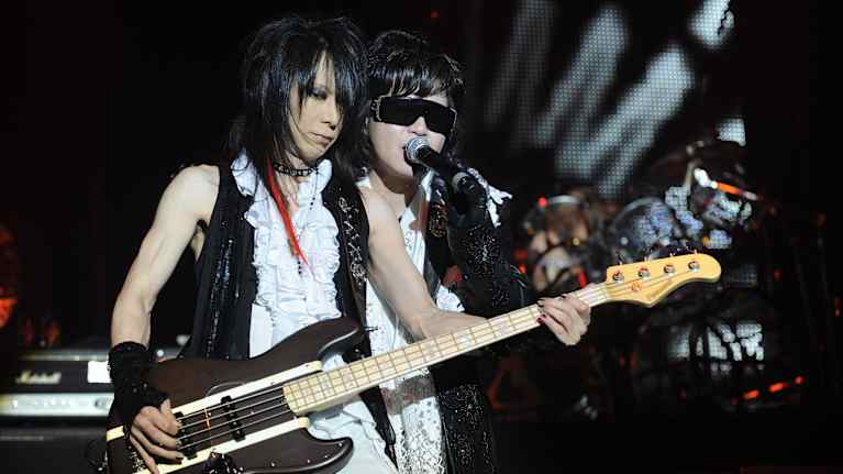 Japanilainen X Japan -rockyhtye soittaa lavalla.