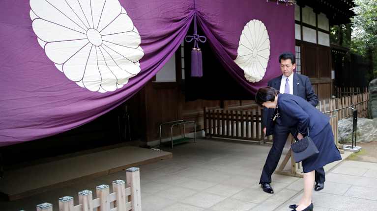 Sanae Takaichi kumartaa vieraillessaan kiistellyssä Yasukunin pyhäkössä.