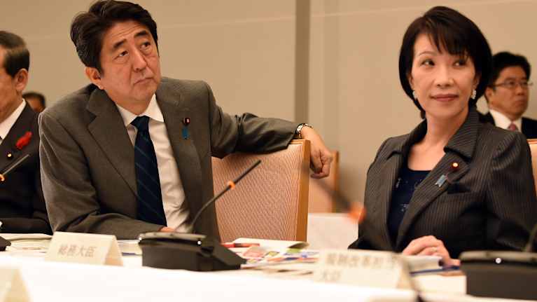 Shinzo Abe ja Sanae Takachi istuivat samassa pöydässä vuonna 2014.