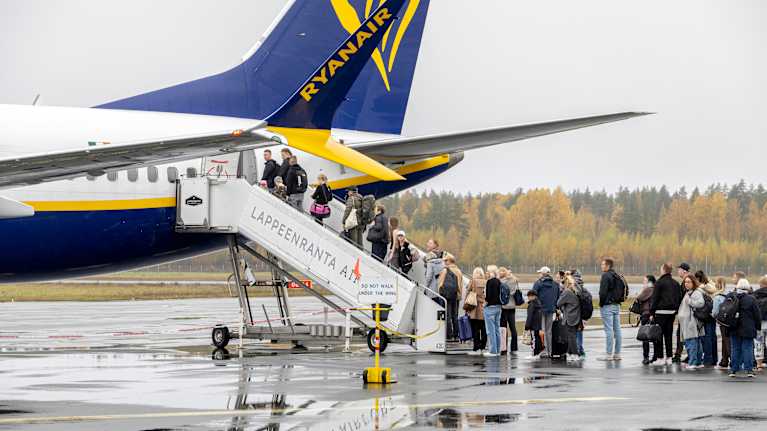 Matkustajat nousevat Ryanairin lennolle Lappeenrannan lentoasemalla syksyisen sään vallitessa.
