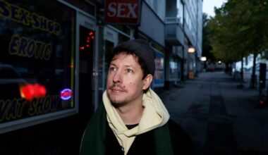 Joulupukki käveli erotiikkaliikkeen ohi – näin syntyi palkitun kuvaajan Lahti-sarja | Kotimaa