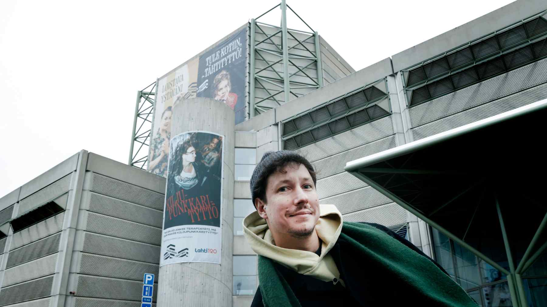 Valokuvaaja Antti Sepponen seisoo Lahden kaupunginteatterin edustalla.