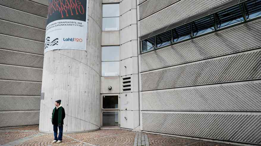 Valokuvaaja Antti Sepponen seisoo Lahden kaupunginteatterin edustalla.