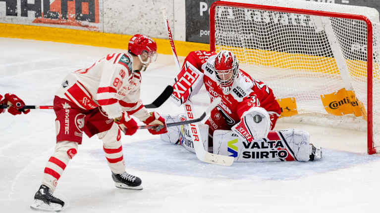 Bednard torjuu kiekon.