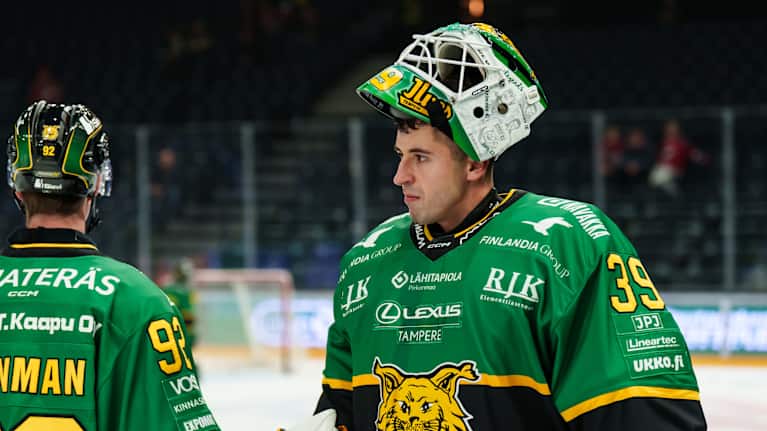 Pavlat tuimalla katseella.